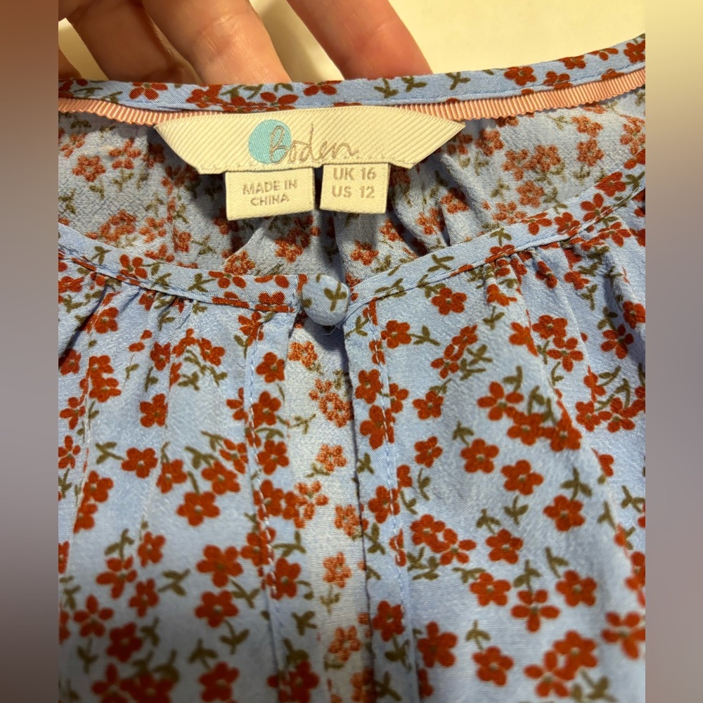 Boden, long sleeve, key hole with button at neck & at wrists, 12 - Picture 4 of 12